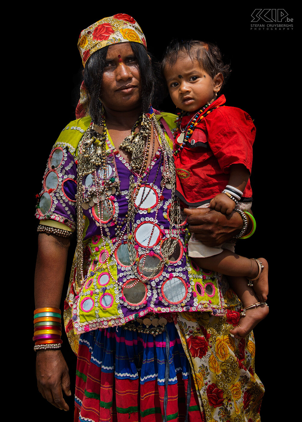 Banjara vrouw met kind De Banjara of Lambani zijn de grootste zigeuner-groep in India. In het verleden waren ze nomadisch en verhandelden en transporteerden ze zout, granen, brandhout en vee. Tegenwoordig hebben de meesten van hen een vaste woonplaats. Banjara’s spreken Gor Boli, een taal die afkomstig is van het Sanskriet. Tegenwoordig spreken ze daarnaast ook de overheersende taal van hun omgeving. De Banjara’s hebben ook een historische link met de Roma volkeren in Europa. De meeste Banjara’s leven nog steeds in armoede en veel van hun kinderen gaan niet naar school.  Stefan Cruysberghs